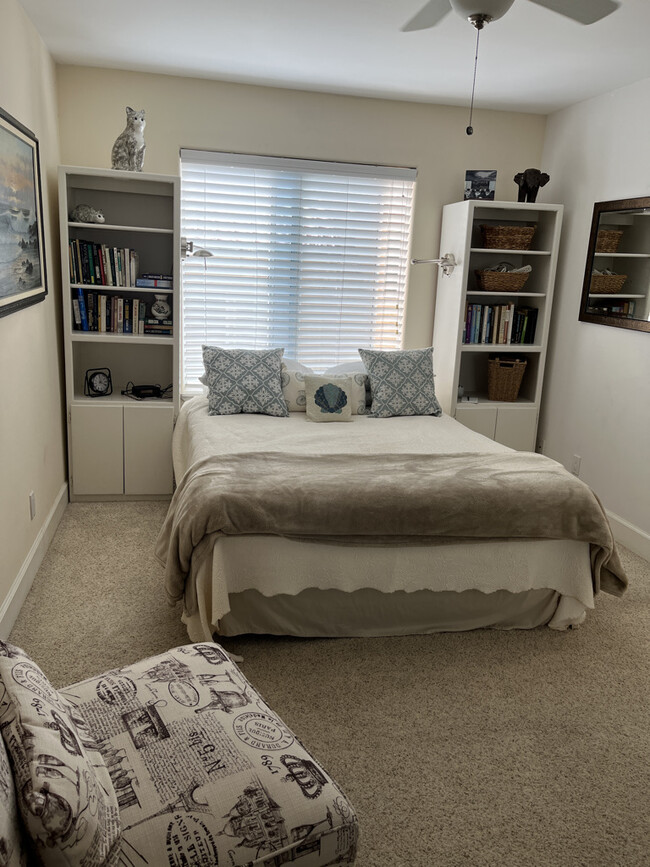 Upper queen bed - 919 Agate St