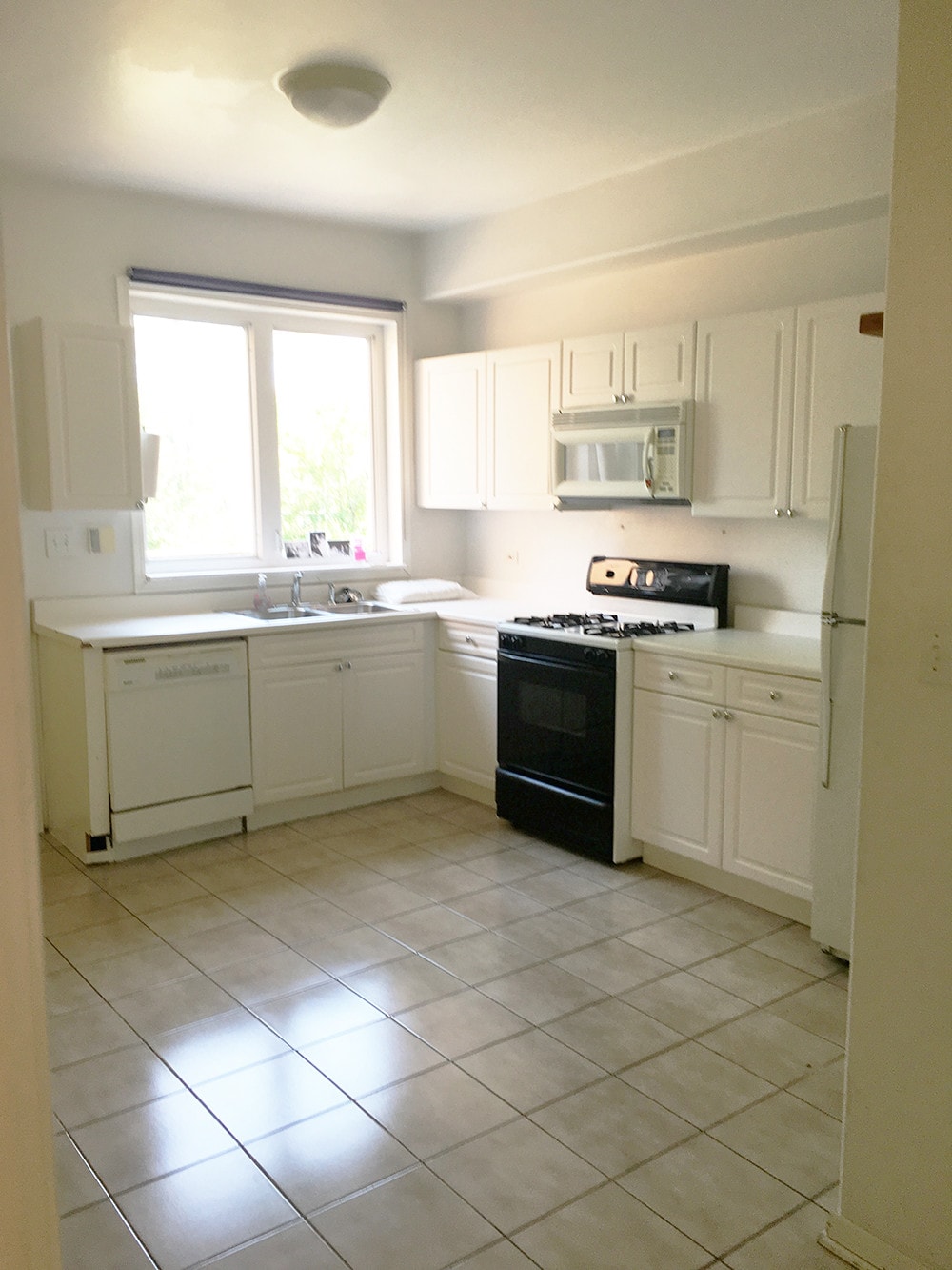 Kitchen - 1927 N Sawyer Ave
