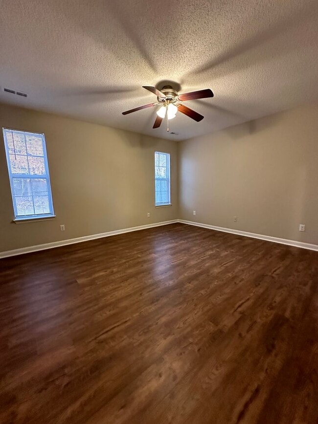 Building Photo - Completely Updated Family Home in Heritage...