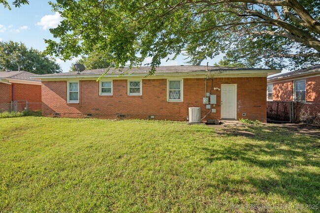 Building Photo - 9115 E Latimer Pl