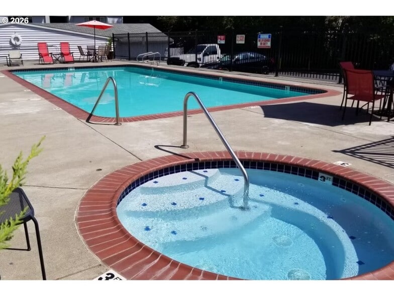 swimming pool and spa - 10620 SW Davies Rd