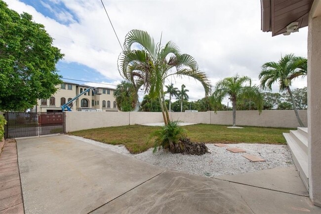 Building Photo - 907 Narcissus Ave