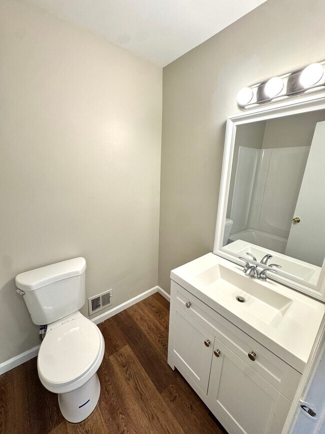 Building Photo - THREE BEDROOM TOWNHOME-PARKLAND SCHOOLS!