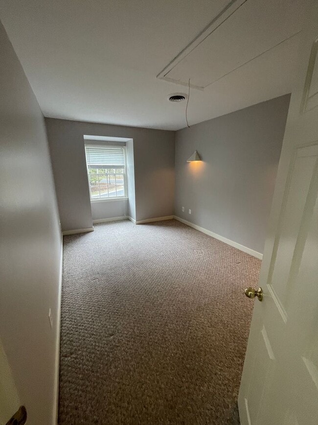 Building Photo - Large 2 Bedroom, 2.5 Bath Townhouse - Autu...