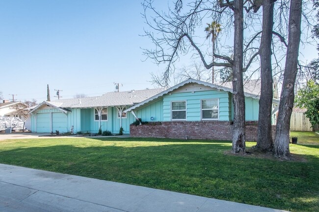 Building Photo - 3 bedroom 2 bath renovated home with swimm...