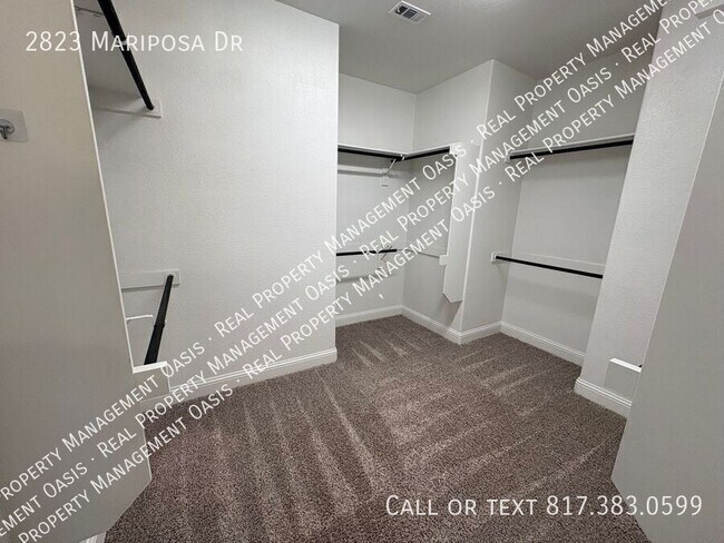 Building Photo - 2823 Mariposa Dr