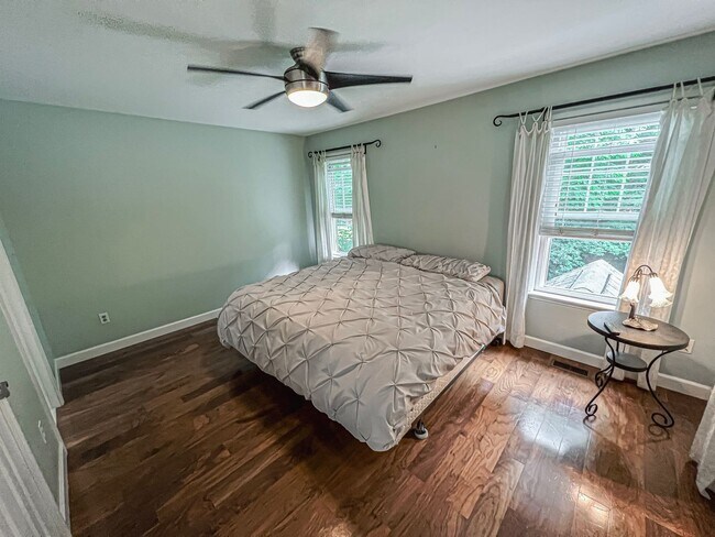 Building Photo - Bright And Relaxing 2 Bed 2 Bath Partially Furnished Home in Beautiful Franklin Farm Foundation