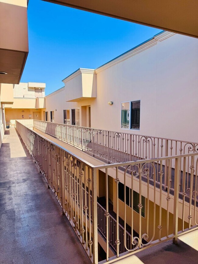 Building Photo - 3 Bedroom 2 Bath Penthouse condo in Van Nuys