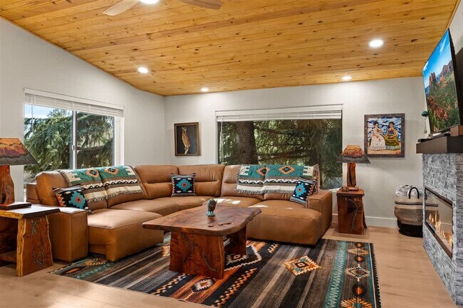 Building Photo - 200 Cathedral Rock Dr