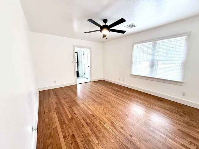 Building Photo - Updated 3BD 1.5BA Home with Bonus Office Space in Central Park!!
