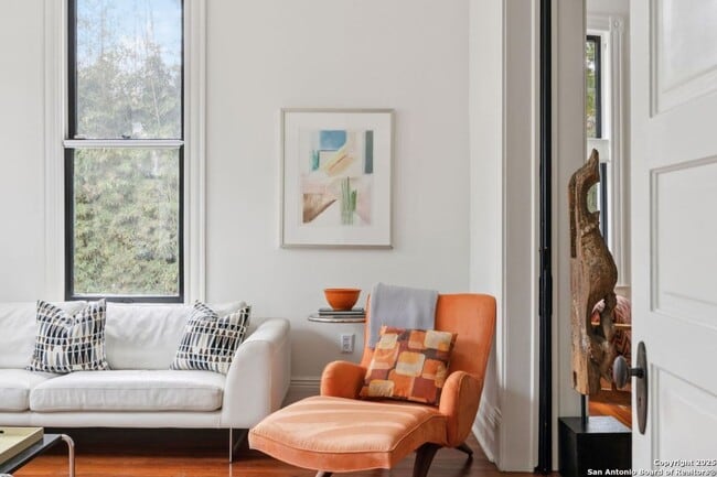 Building Photo - HISTORIC CHARM IN KING WILLIAM