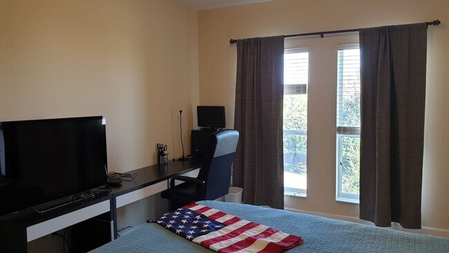 Building Photo - Stunning 3 bedroom top floor in Toscana FULLY FURNISHED