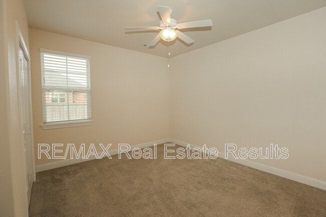 Building Photo - 2106 SW Huntwick Ave