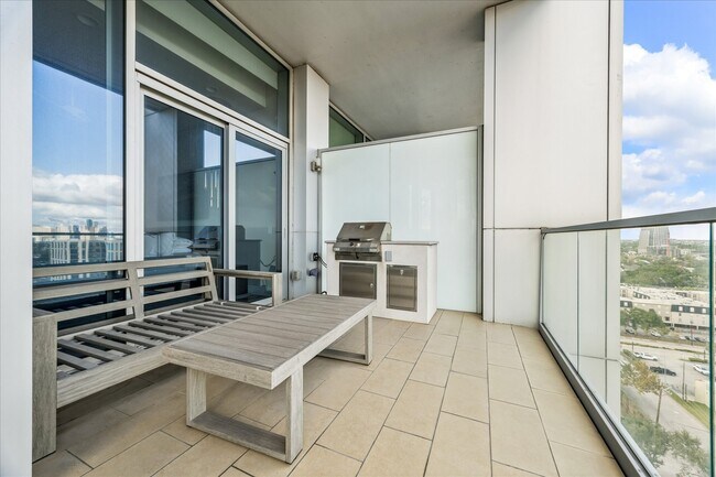 Building Photo - 2727 Kirby Dr