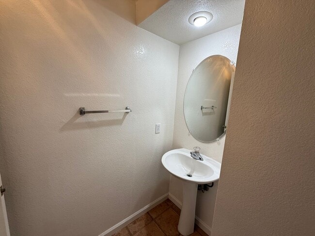 Building Photo - 4-bedroom two story home in Sylvan School ...