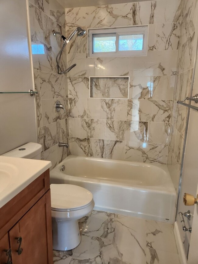 Building Photo - Room for rent in a 4 BD 2.5 BA Kings Park West Home