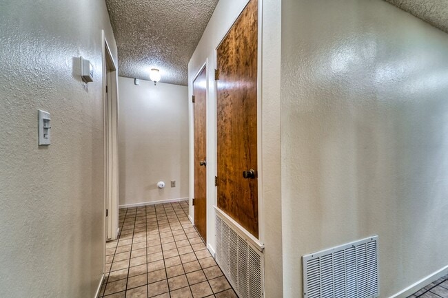 Building Photo - 4 bedroom 2 1/2 bath house in Yuba City