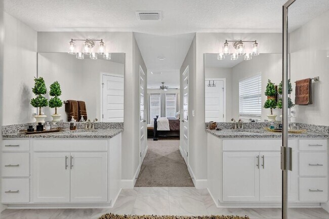 Building Photo - 8652 Waterstone Blvd