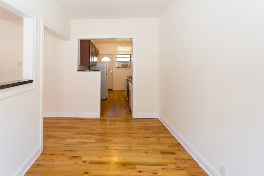 Building Photo - 834 W Waveland Ave