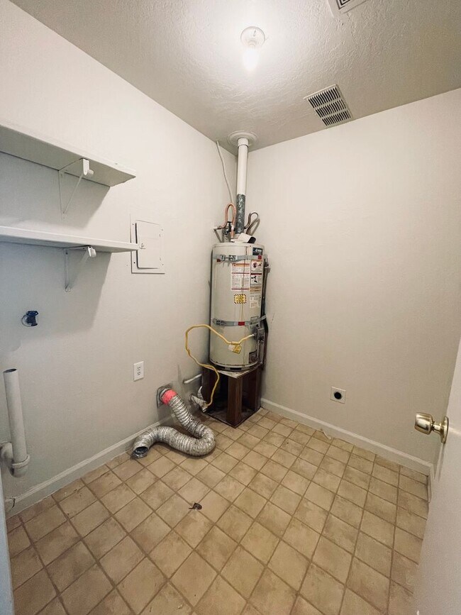 Building Photo - HE277