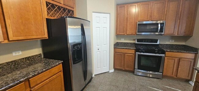 Building Photo - 2625 Christie Dr