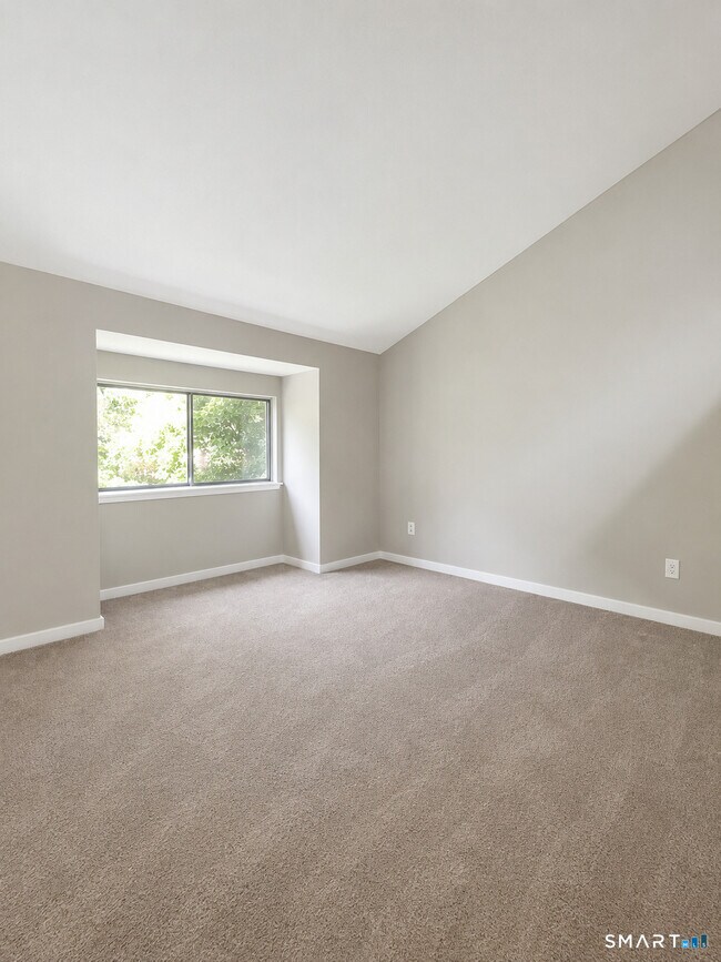 Building Photo - 12 Greenbriar Dr