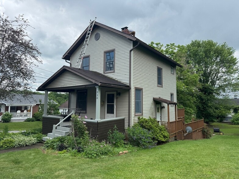Primary Photo - 320 Hess St