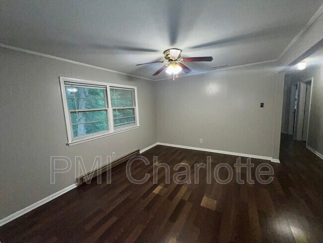 Building Photo - 3017 Arnold Dr