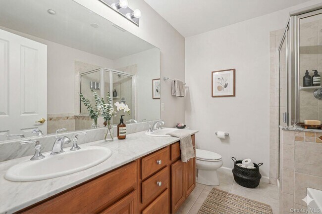 Building Photo - 10 Bridge Ln