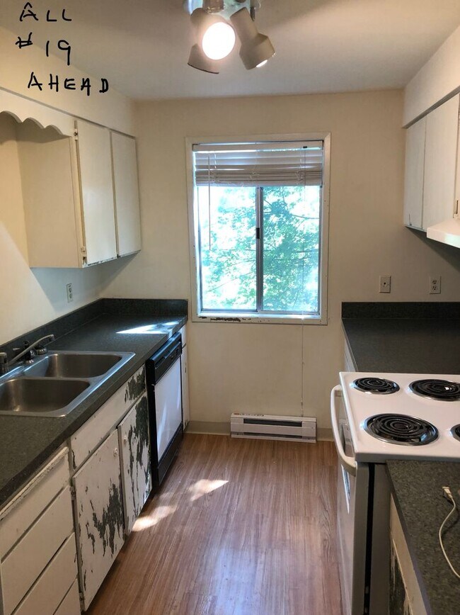 Building Photo - Beautiful and remodeled 1-Bedroom Apartmen...