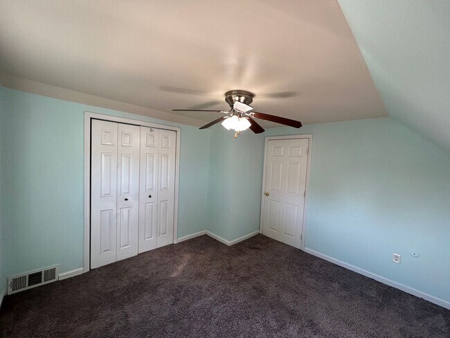 Building Photo - 4 bedroom 2 bath - Levittown