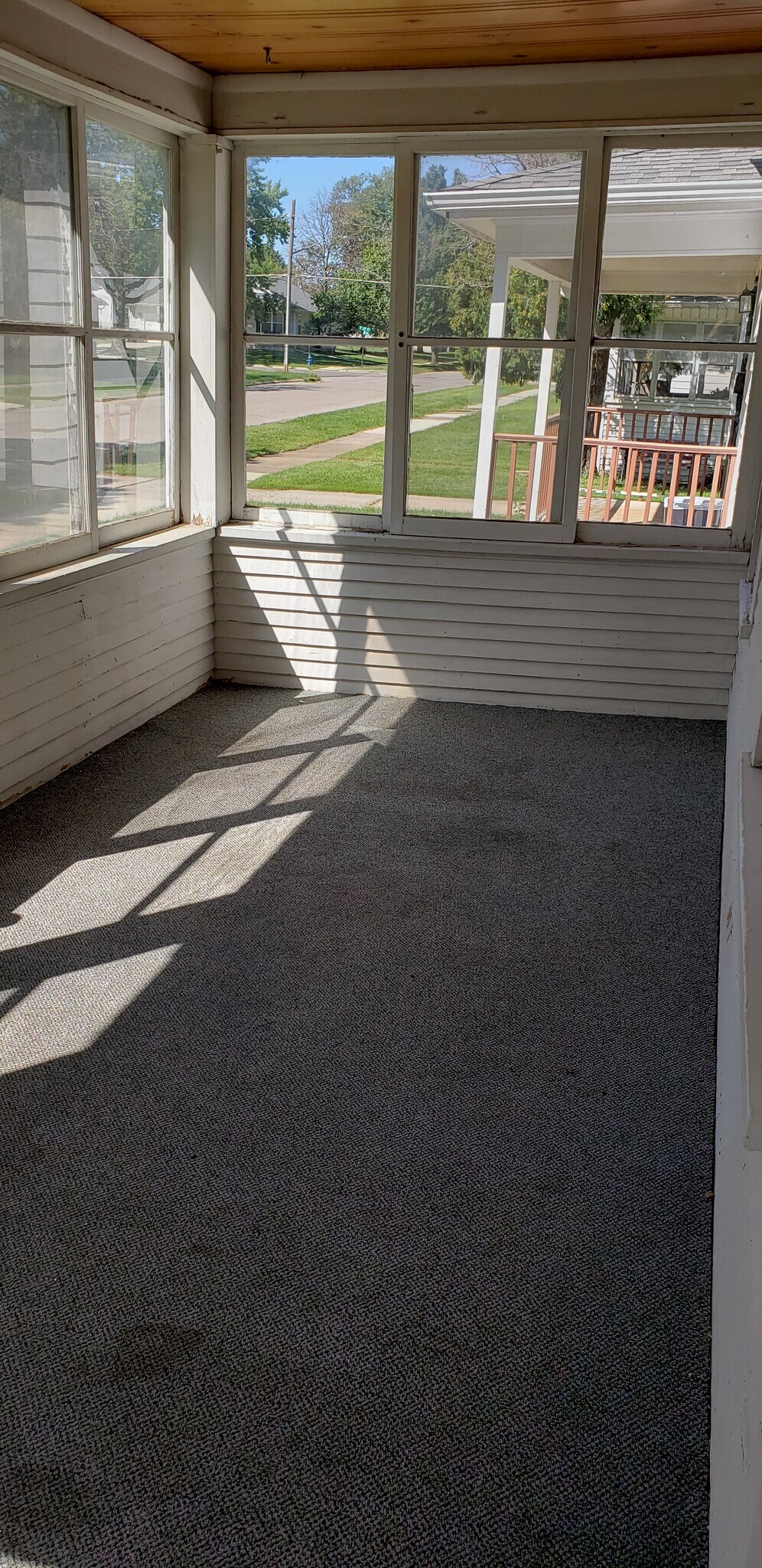 Sunny and bright cozy 2 bedroom in quiet neighborhood. - 819 Hawthorne Ave