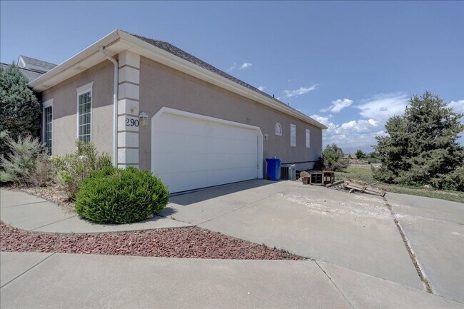 Building Photo - Amazing Custom Ranch with Privacy and Spra...