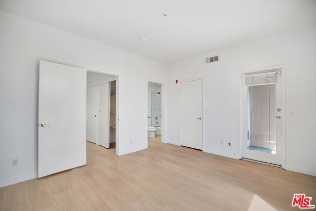 Building Photo - 811 11th St