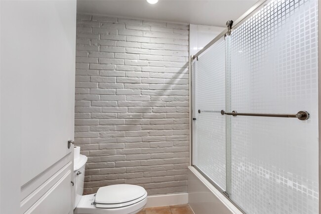 Building Photo - 2744 Briarhurst Dr