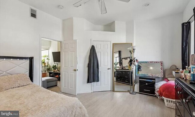 Building Photo - 2606 W Girard Ave