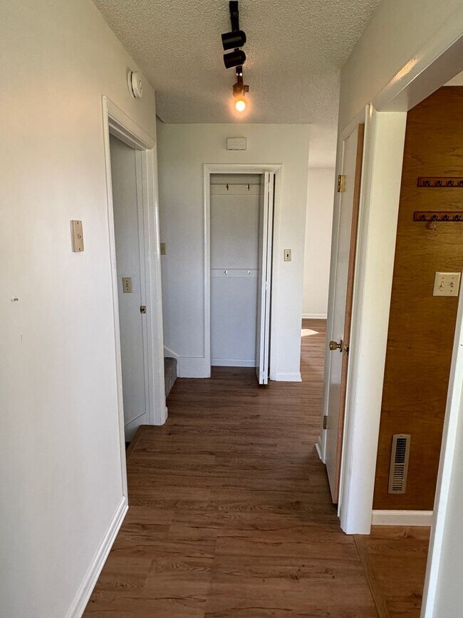 Building Photo - 4 bedroom, 2 bathroom Home with Beautiful ...
