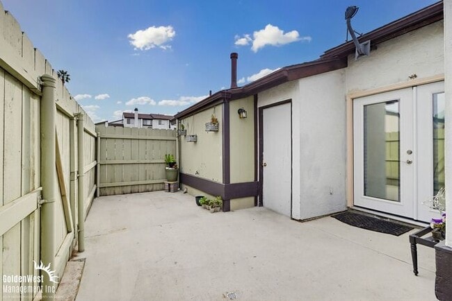 Building Photo - Stunning 3Bdm 2Ba Home with Fenced Patio and 2-Car Garage in San Diego