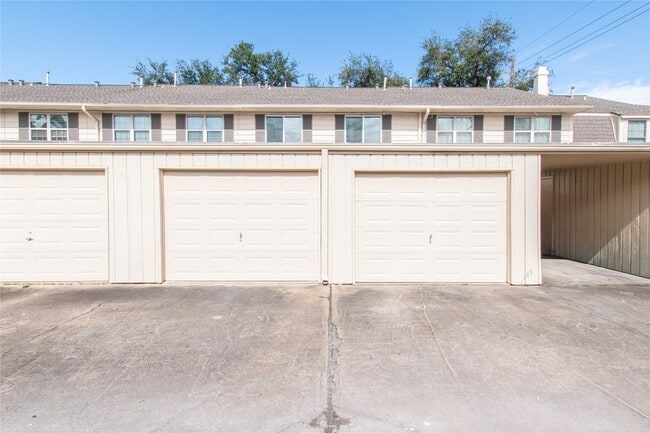 Building Photo - 5805 Valley Forge Dr