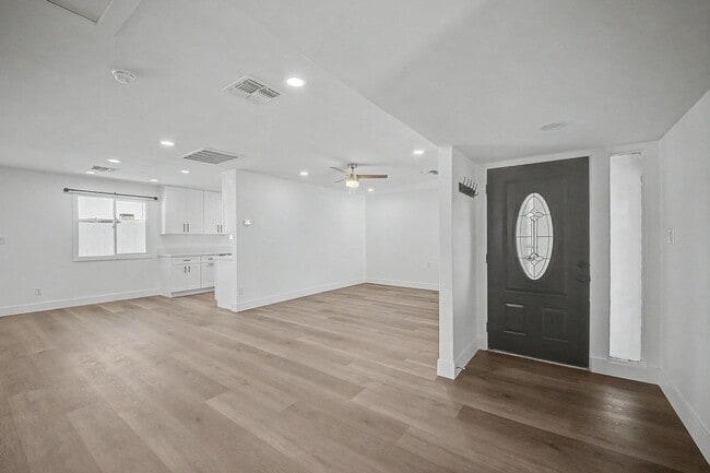 Building Photo - 6 Bed/ 3 Bath with Pool