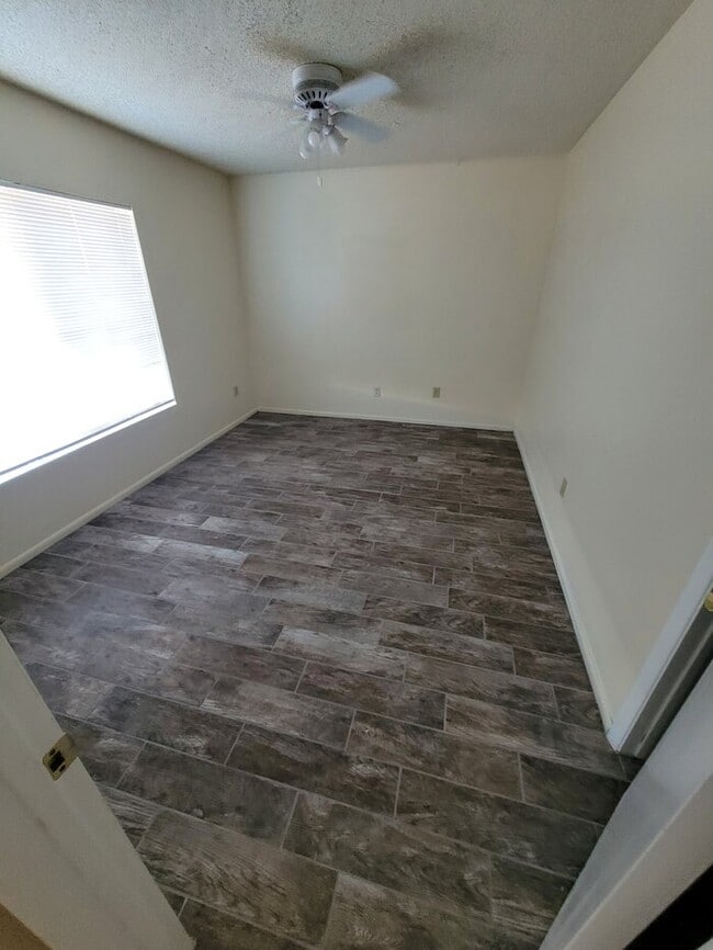 Building Photo - Great North Phoenix 2/2 with all new floor...