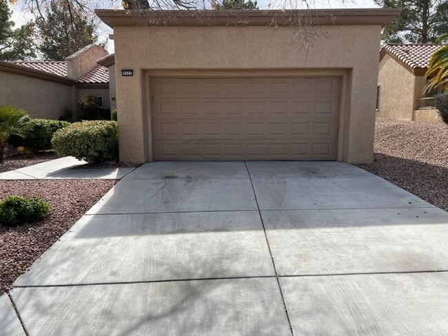 Building Photo - Move in Quick! 2 Bedroom Townhome in Sun C...