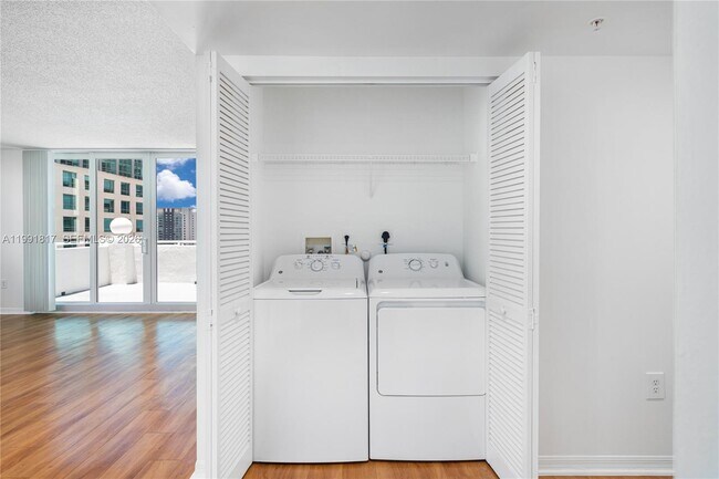 Building Photo - 1111 Brickell Bay Dr