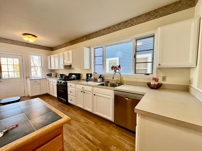 Primary Photo - 225 Highland Ave