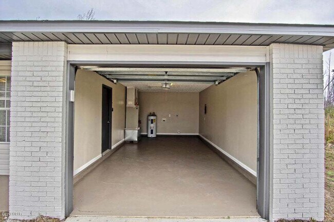 Building Photo - Charming 4-Bedroom Home in Panama City with 2 Full Bathrooms and 1325 Sq Ft."