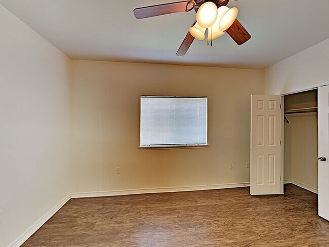 Building Photo - No Applications Fees* $500 off first month...