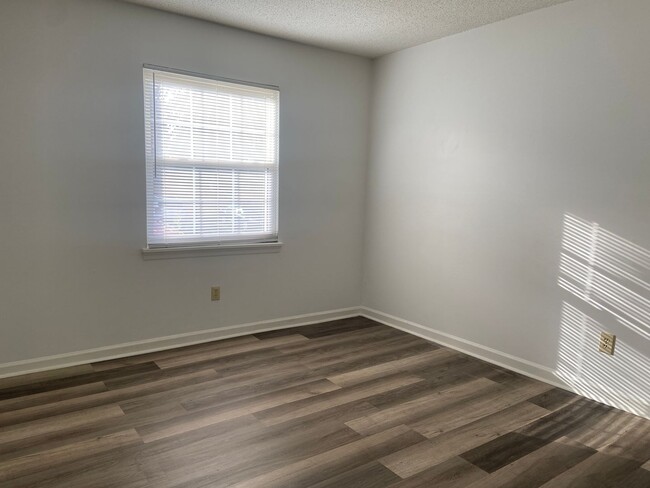 Building Photo - 2 Bedroomn 1 Bathroom Condo in Greensboro!