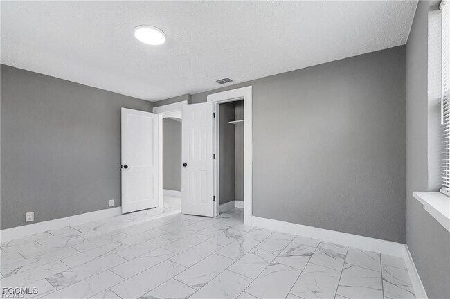 Building Photo - 4472 E Riverside Dr