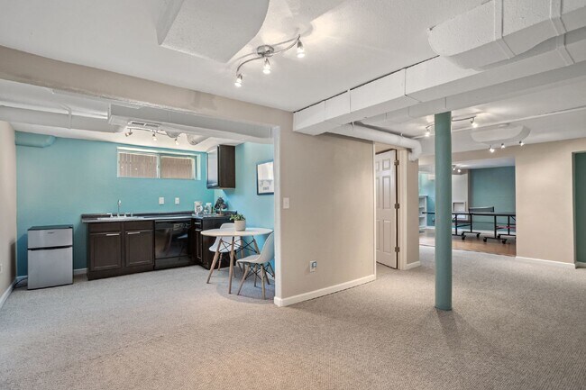 Building Photo - Amazing Home Near Sloan's Lake