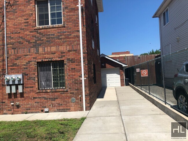 Building Photo - 869 E 95th St